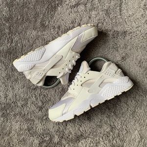 Nike Air Huarache Triple White Lifestyle Sneaker Size 7 Womens 634835-108 2016